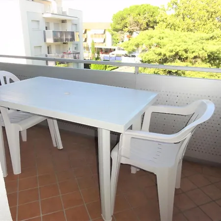Апартаменти Cozy Flat In A Quiet Area Of
